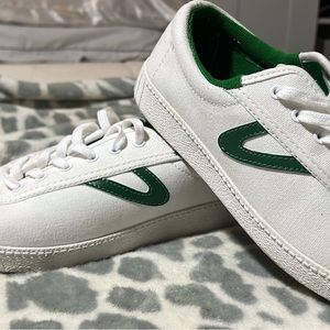 Tretorn canvas nylite with green leather. Size 7.5.